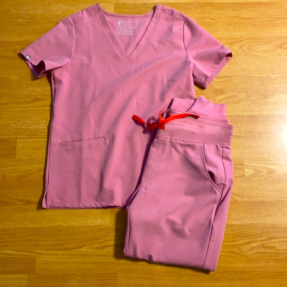 Figs chalk pink scrubs S top, M jogger